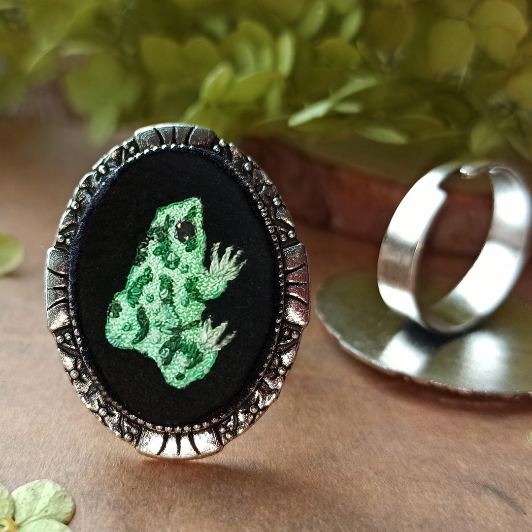 Split adjustable ring with hand embroidered miniature realistic frog on velvet - 其他 - 其他材质 黑色