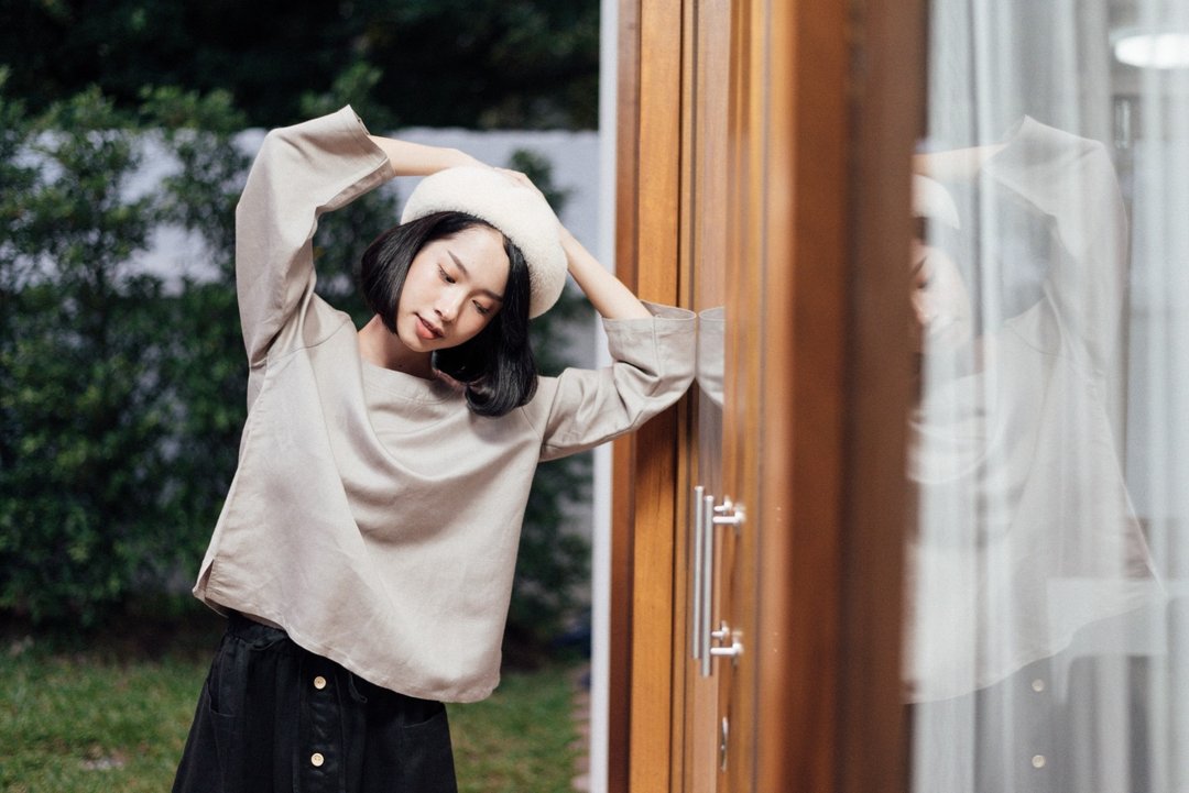 Rina Top - Linen long sleeve with wooden buttons (Gray) - 女装上衣 - 棉 灰色