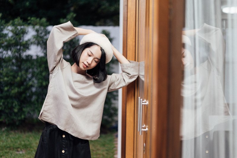 Rina Top - Linen long sleeve with wooden buttons (Gray) - 女装上衣 - 棉．麻 灰色