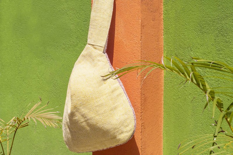 毕业礼物 生日礼物 七夕礼物 限量手工棉麻拼接设计散步包 / 手拿包 / 色块包 / 拼布包 / 棉麻包 / 旅行包 / 手机袋 - 柠檬草莓 撞色玩色侧背包 - 手拿包 - 棉．麻 多色