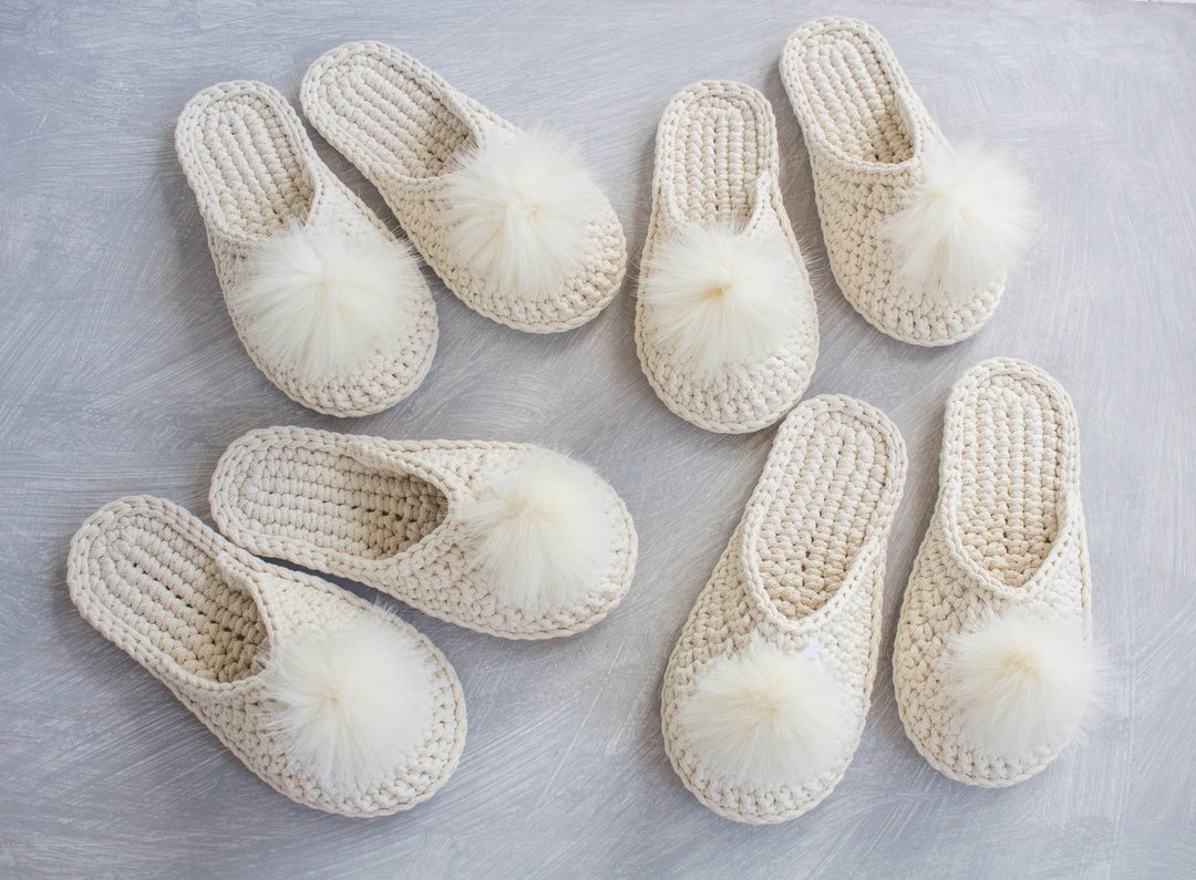 Crochet slippers for women with pompon - 拖鞋 - 棉 