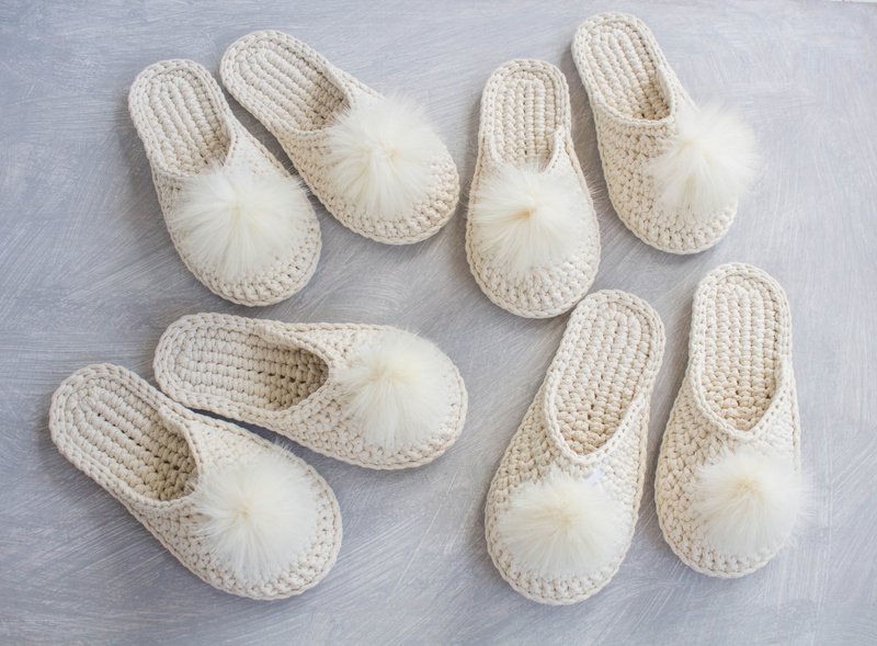 Crochet slippers for women with pompon - 拖鞋 - 棉．麻 