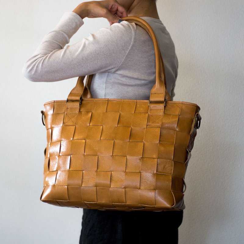 For furniture ・ Made of cowhide / Knitted leather, Mesh leather / With shoulder ・ 2WAY leather tote bag / Camel type / A4 comfort - 侧背包/斜挎包 - 真皮 咖啡色