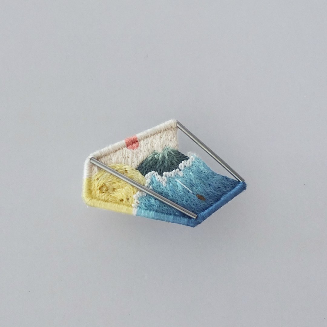 Pinkoi Market/小骗子/念念/浪涌来时－别针 - 胸针 - 绣线 黄色