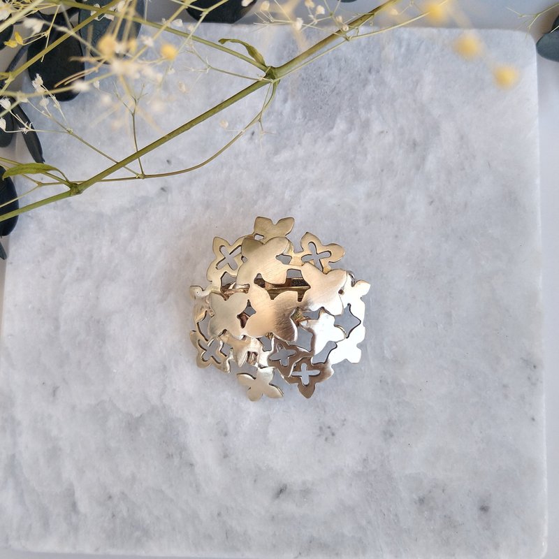 Brass hydrangea brooch - 胸针 - 其他金属 金色