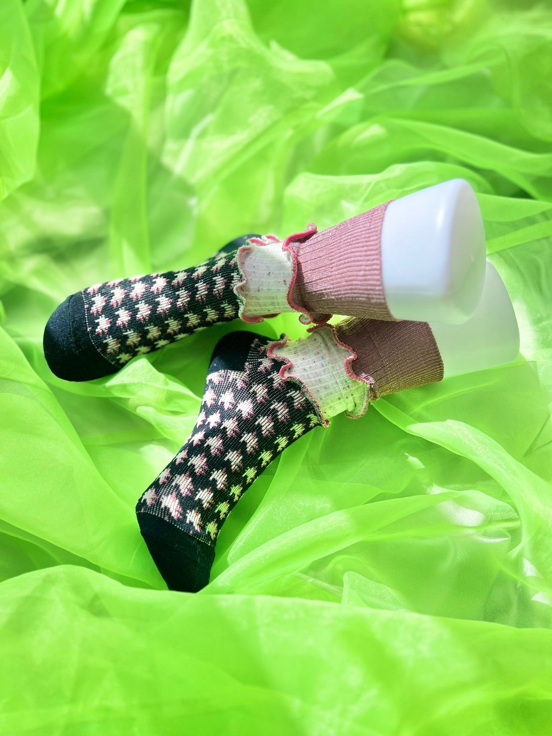 粉红×黑 格纹 彩虹荷叶边袜子 抢眼袜子 个性袜 22.5〜25 女袜 socks - 袜子 - 其他材质 粉红色