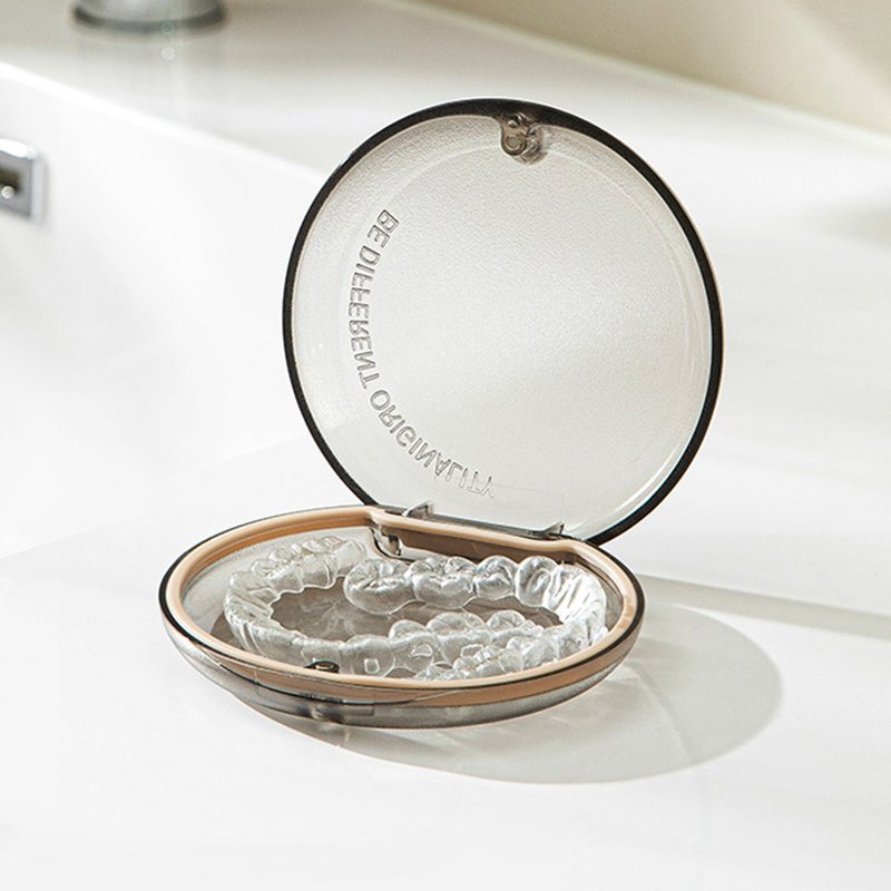 日本霜山 质感雾透磁扣缓存式牙套收纳盒 - 收纳用品 - 塑料 透明