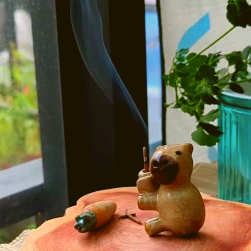 淘气会祈福的卡皮巴拉 疗愈系 线香座 莺歌 手作 文创 摆饰 陶偶 - 玩偶/公仔 - 陶 