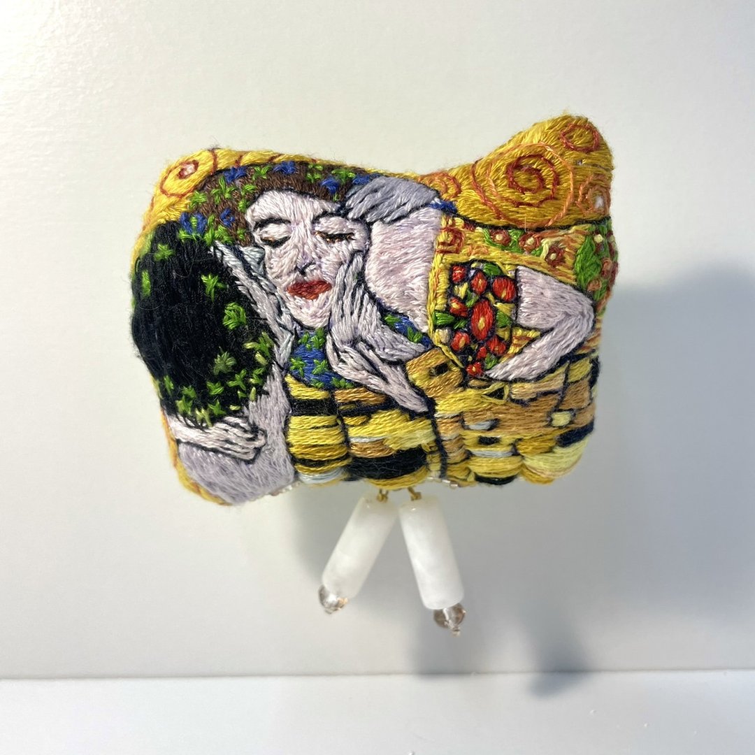 手工刺繡胸針 | The Kiss - 胸花/手腕花 - 棉 黄色