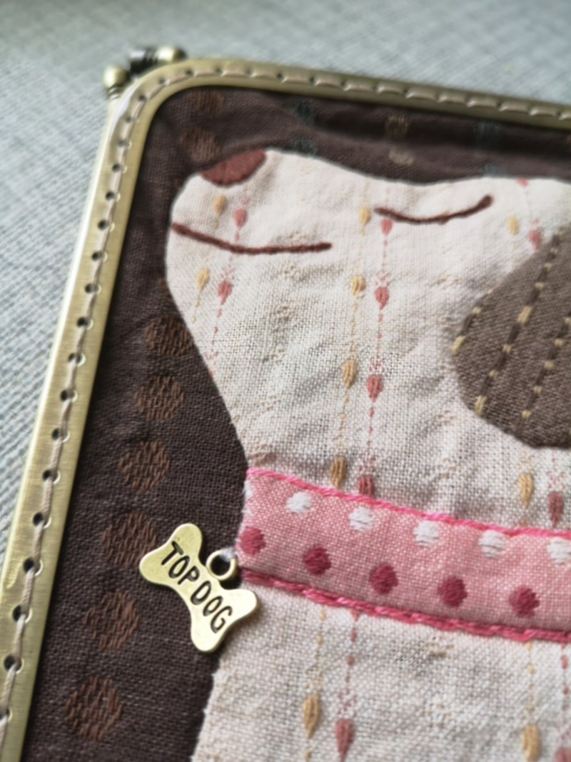 带项圈的小狗 手缝贴布 手机口金包 笔袋  眼镜袋 - 侧背包/斜挎包 - 棉．麻 