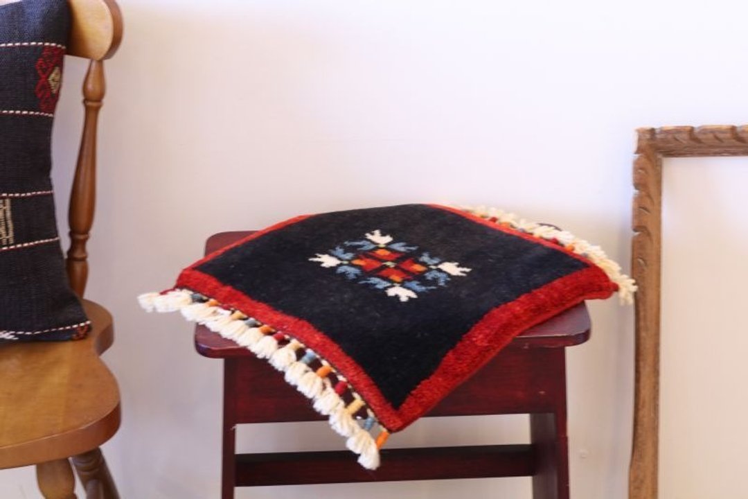 Black × red hand-woven carpet cushion size wool and plant dyeing - 被子/毛毯 - 其他材质 黑色