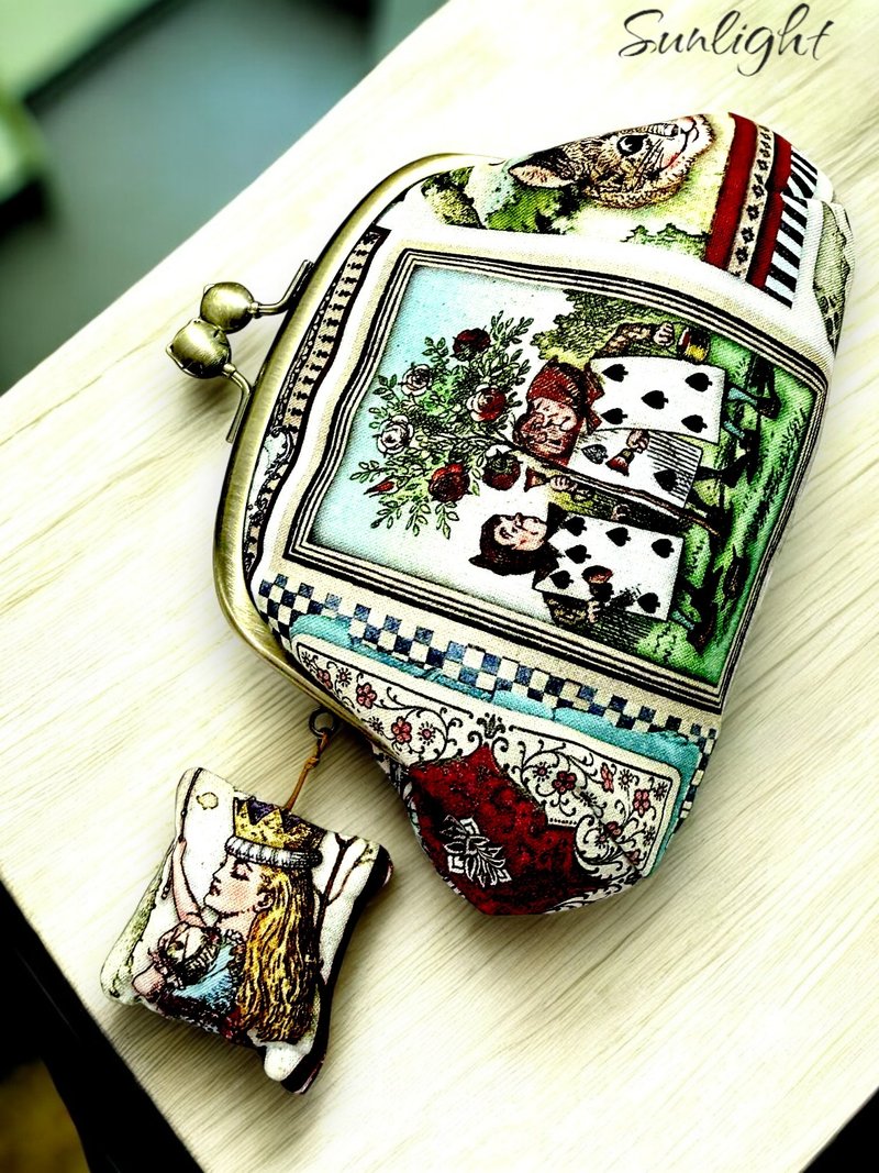 日光小巷手做 爱丽丝梦游仙境Queen Alice 口金包子母包万用包 - 皮夹/钱包 - 棉．麻 