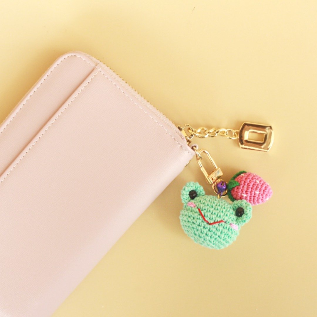 Little frog keychain with strawberries cotton knitting thread - 吊饰 - 其他材质 绿色
