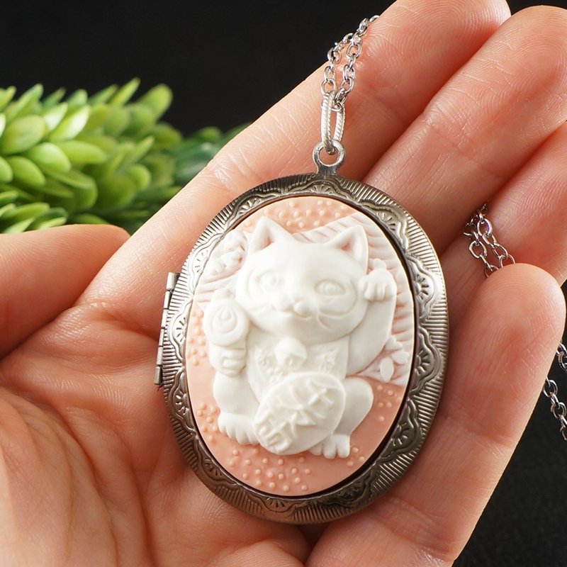 招财猫浮雕椭圆银质相片坠饰项链饰品 - 项链 - 其他材质 粉红色