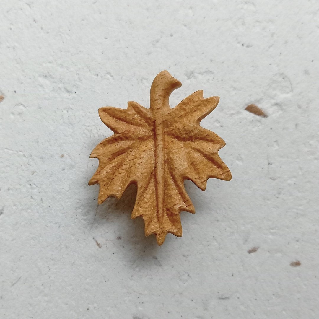 手工木雕枫叶小徽章 - 胸针 - 木头 咖啡色