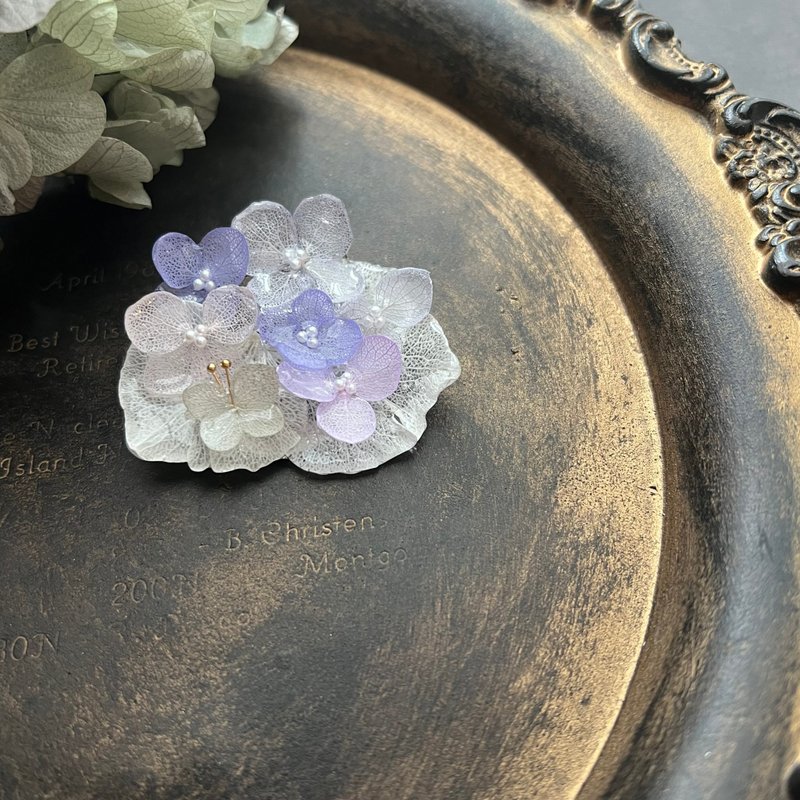 正品绣球花胸针 - 胸针 - 树脂 白色