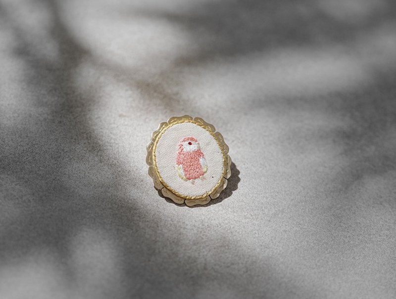 ni.kou 黄铜 刺绣 胸针 别针 秋草鹦鹉 - 红宝石秋草 - 胸针 - 铜/黄铜 