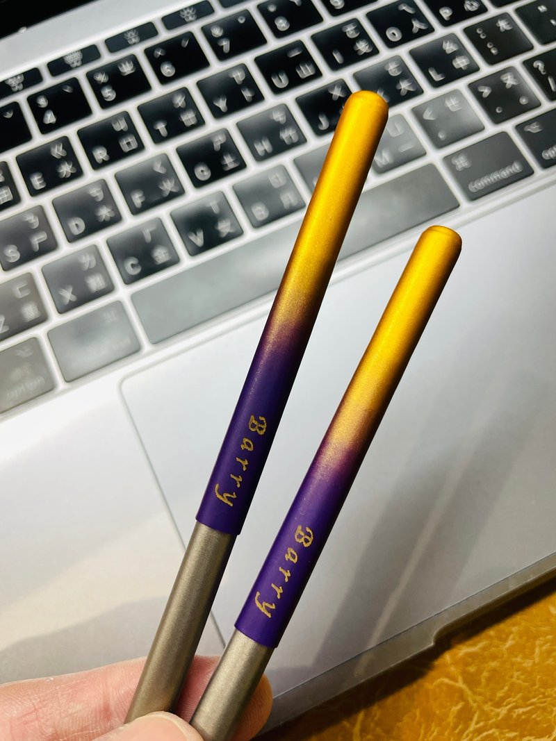 【握在手心的念念】金光闪闪渐层手工软陶工艺纯钛筷 含一式雷雕 - 筷子/筷架 - 其他金属 多色