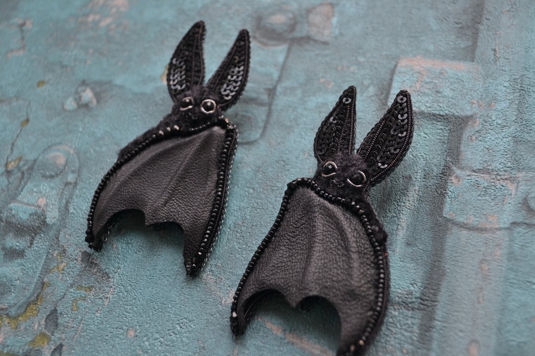 Black Bat brooch pin handmade brooch brooches for woman goth jewelry - 胸针 - 真皮 黑色