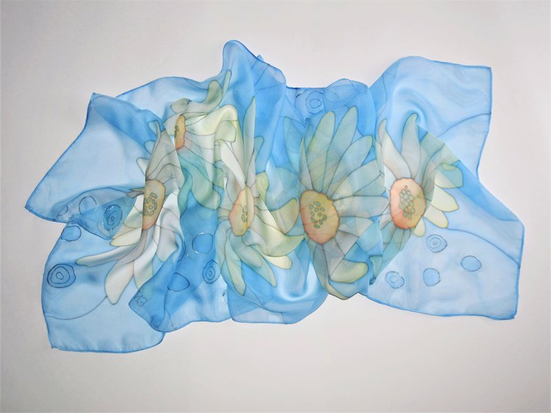 絲巾 Hand-painted silk scarf with daisies Floral long silk scarf for hair - 丝巾 - 丝．绢 蓝色