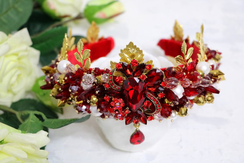 Red crown with perls Beaded handmade tiara Red gold royal diadem Bridal crown - 发带/发箍 - 水晶 红色