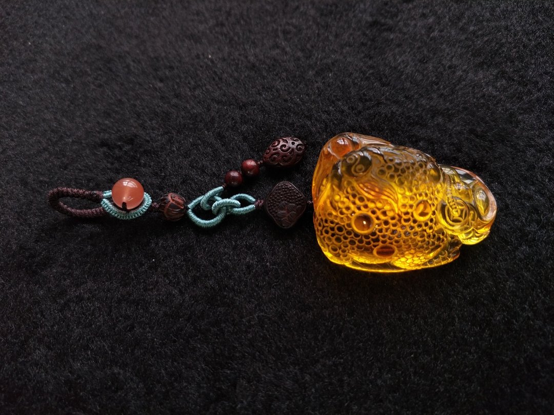 蔡依静订制【三足金蟾】Amber天然琥珀 金珀 招财 订制包挂 - 项链 - 宝石 金色