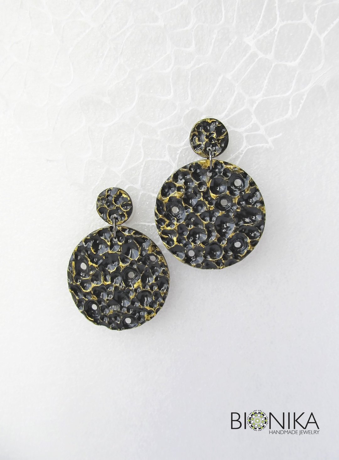 Big circle earrings Minimalistic round black earrings Full moon stud earrings - 耳环/耳夹 - 粘土 黑色