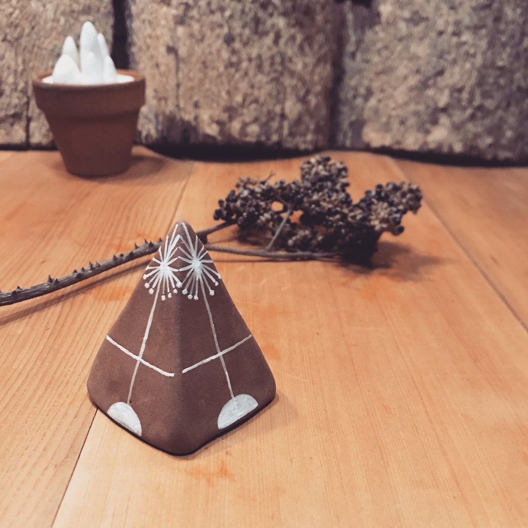 烟火/竹土石山 石山系列 金字塔 能量引导 聚集 释放 疗愈 完全 - 摆饰 - 陶 红色
