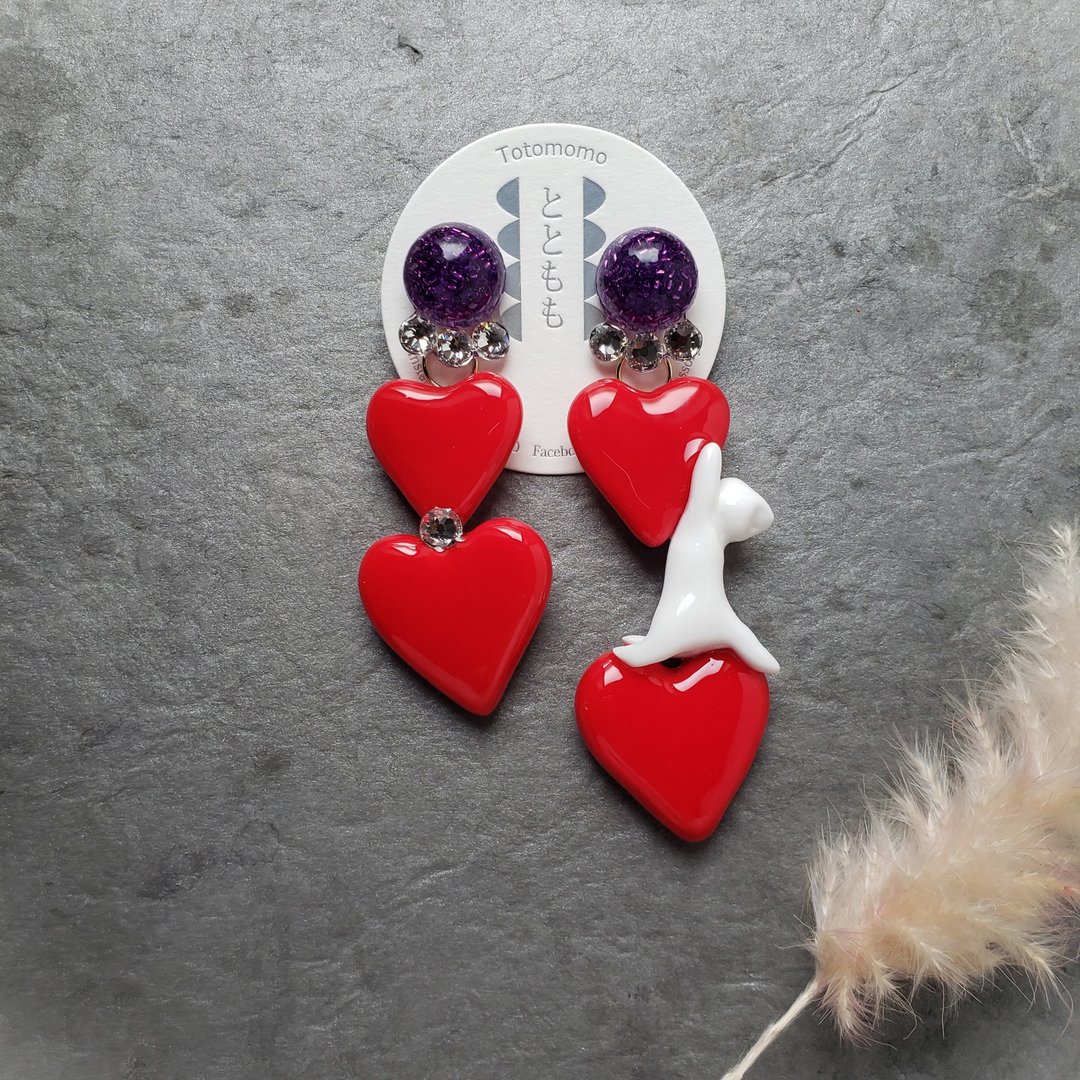 Cats and hearts  clip-on earrings/earrings - 耳环/耳夹 - 树脂 红色