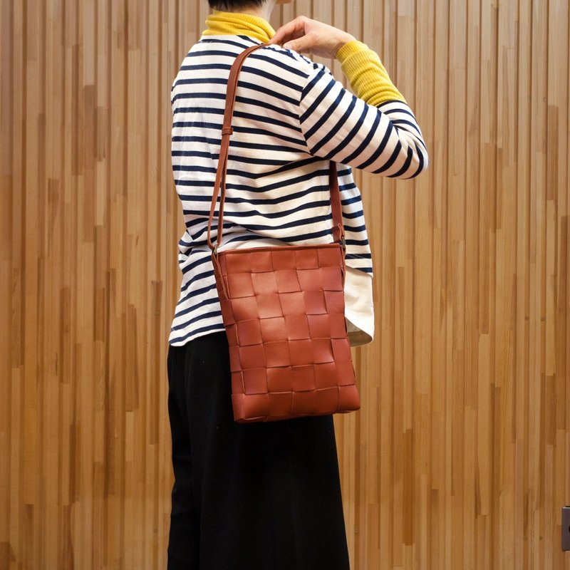 Vertical Woven Leather Shoulder Bag / Mesh Leather Shoulder Bag　 - 侧背包/斜挎包 - 真皮 红色