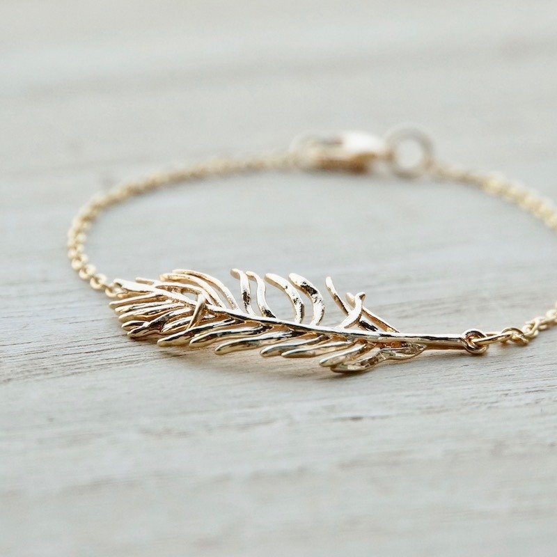 ITS-B129【极简系列・飞向天空】羽毛吊坠手链。 - 手链/手环 - 其他金属 金色