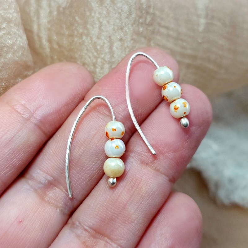 耳环 美丽珍珠光泽感 捷克琉璃珠 手工锻敲 925银饰 (可改耳夹式) - 耳环/耳夹 - 琉璃 