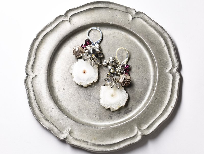 Solar quartz and rugged labradorite, black rutile, garnet and cologne curren Silver, bell earrings - 耳环/耳夹 - 玻璃 白色