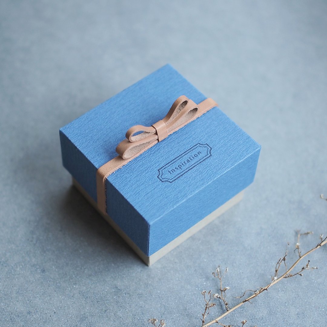 Engravable/Inspiration blue) 55x55mm Butterfly ribbon Convey your feelings Gift box with genuine leather Paste box Sharp corners / Inner paste finish - 包装材料 - 纸 蓝色