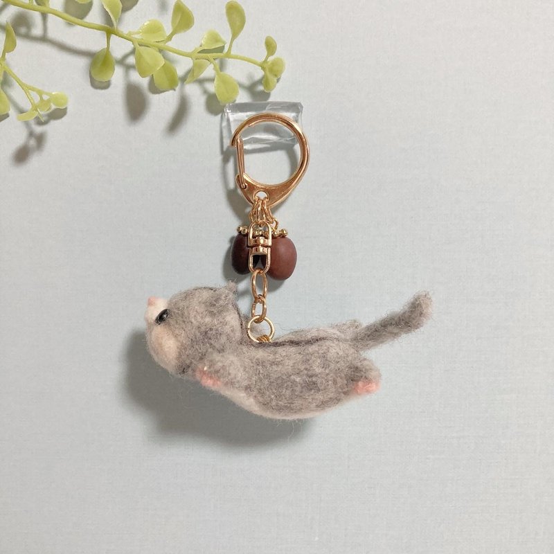 传递幸福的飞行鼯鼠 羊毛毡钥匙圈 玩偶 公仔 包包吊饰 鼯鼠 虾夷鼯鼠 动物 附树脂黏土圆滚滚的橡果吊饰 - 钥匙链/钥匙包 - 羊毛 灰色