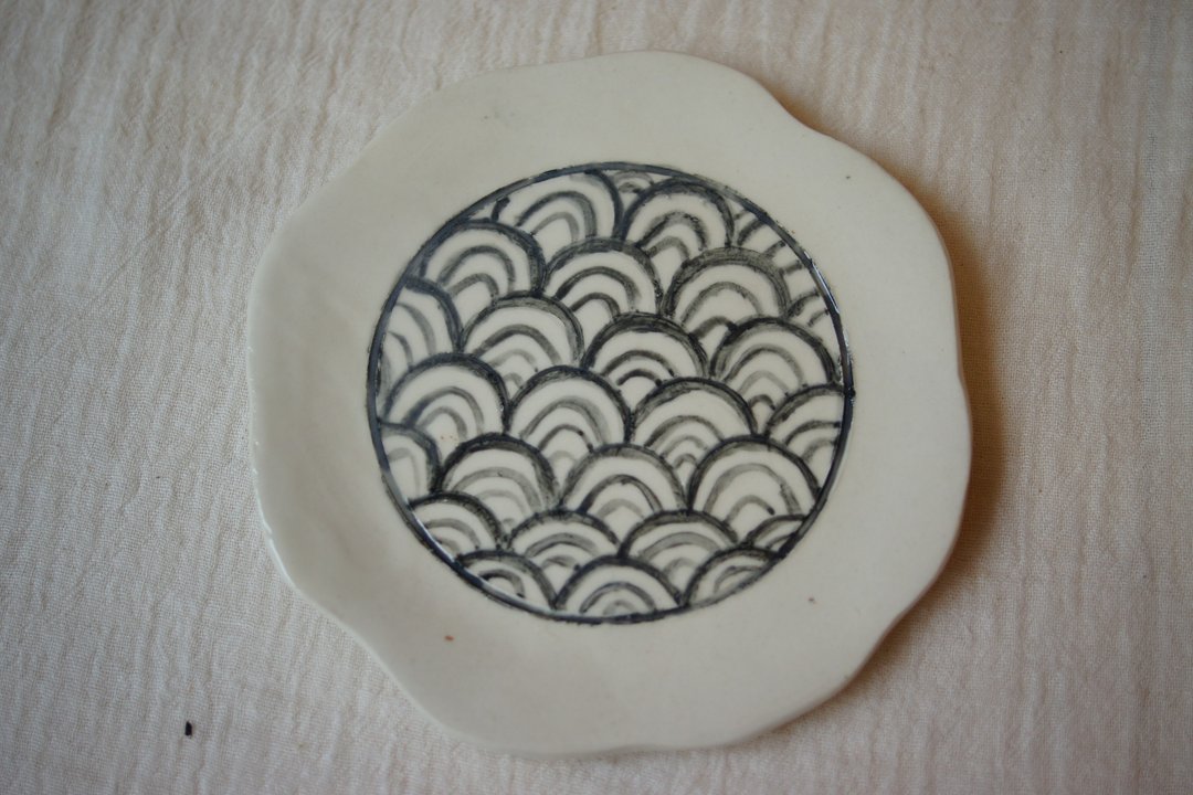 手作粉引花边盘 青海波  Ø13cm 小圆皿 圆盘 小菜碟 点心盘 - 盘子/餐盘/盘架 - 陶 白色