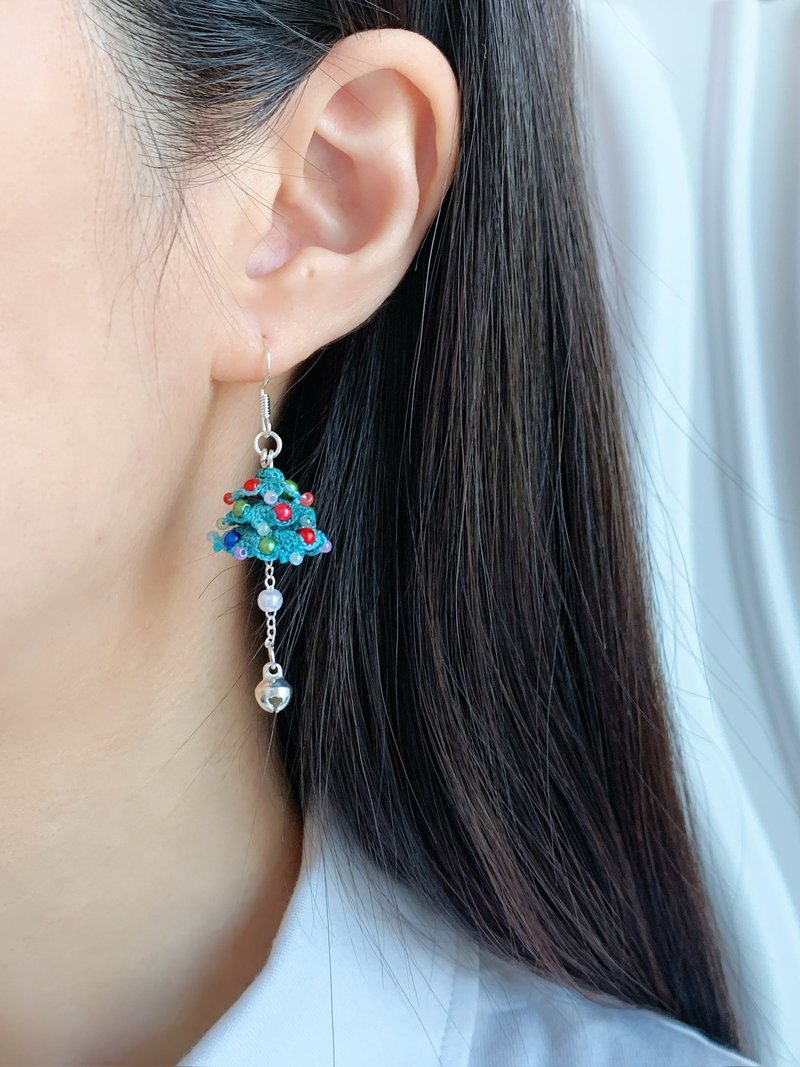 手工编织微鈎圣诞系列 - 圣诞树铃铛S925银耳环针织 钩织 - 耳环/耳夹 - 绣线 多色