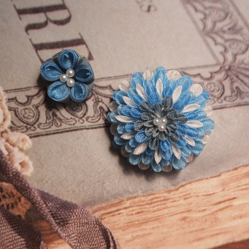 [Pierced earrings / Clip-On] Japanese traditional knob work blue flower x asymmetry - 耳环/耳夹 - 丝．绢 蓝色