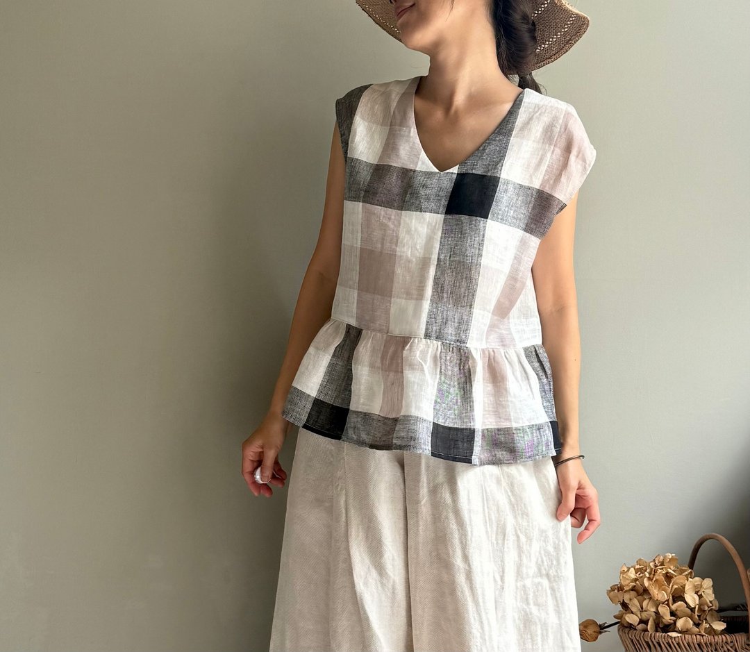随风/黑方大格亚麻纱 V 领荷叶下摆法式袖小包袖上衣 - 女装背心 - 亚麻 