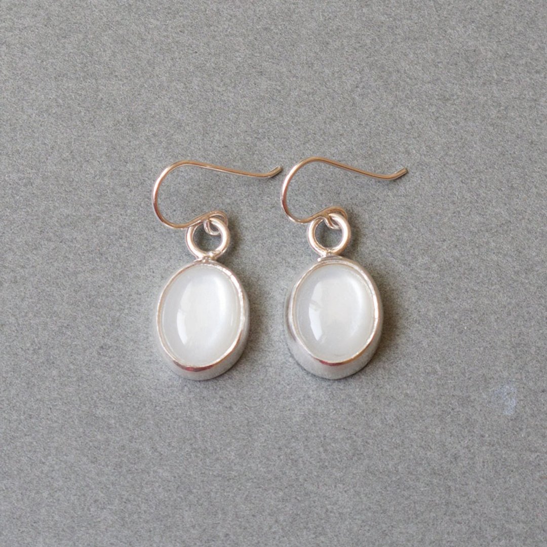 白色月光石纯银耳环 White moonstone silver earrings - 耳环/耳夹 - 宝石 白色