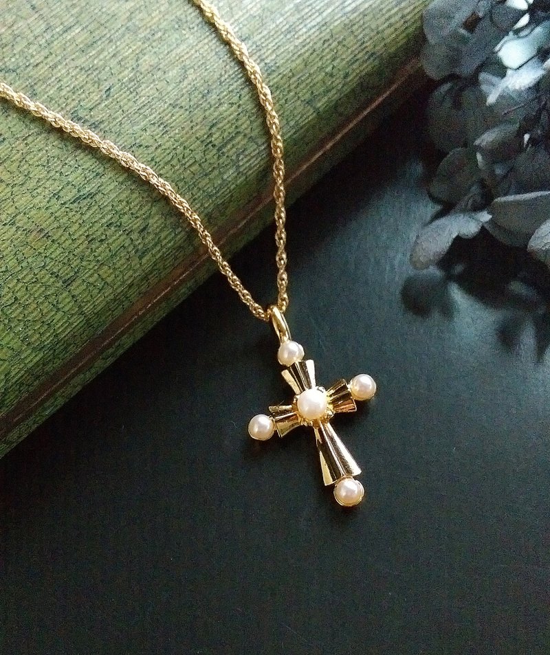 【西洋古董饰品 】AVON  金色调 立体 秀气仿珠 十字架 项链 - 项链 - 其他金属 金色