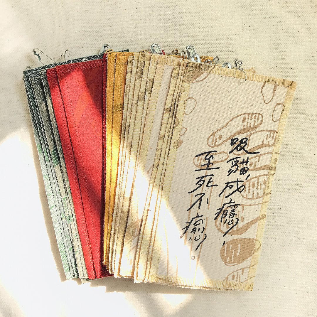 吸猫成瘾布条别针 / 米白色 - 徽章/别针 - 棉 白色