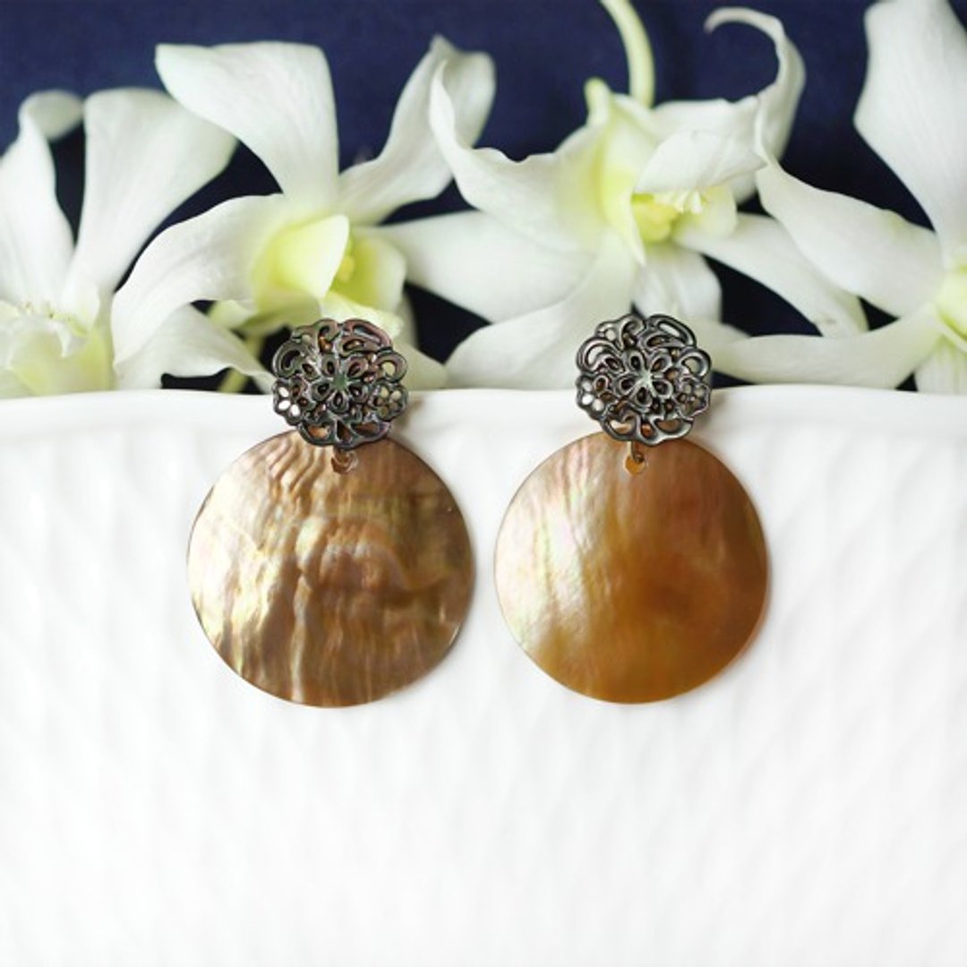 2WAY Black Pearl Openwork Coin and Mother of Mabe Pearl Earrings Pasithee - 耳环/耳夹 - 宝石 金色