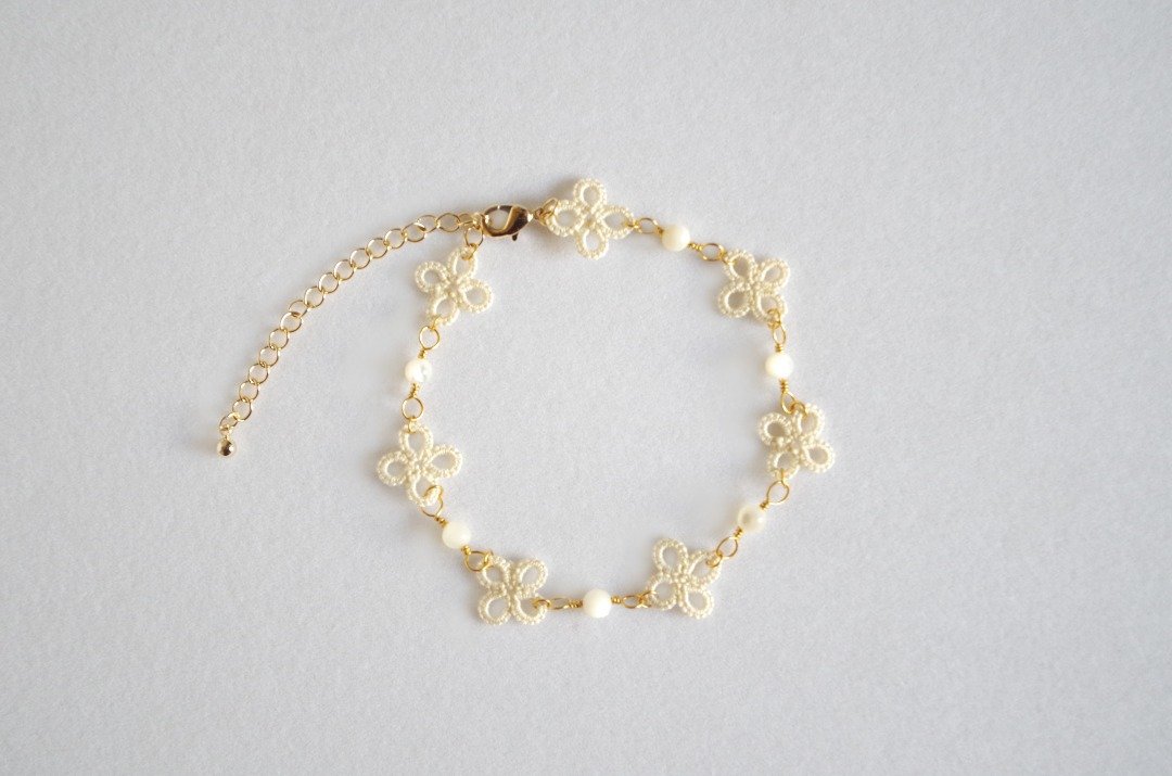 Tatting lace florets and mother-of-pearl bracelet - 手链/手环 - 棉 卡其色