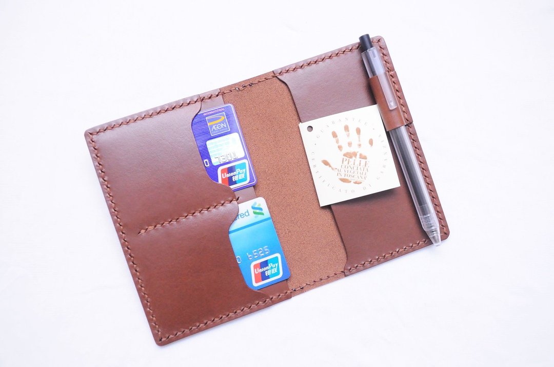 【双咭位插笔护照夹-深棕｜RUSSEL 】好好缝 皮革材料包 免费刻字 手工包 PASSPORT HOLDER 皮夹 护照夹 证件套 旅行 简约实用 意大利皮 植鞣革 皮革DIY 伴侣 纤薄 真皮 原色啡黑深蓝绿橙红灰等 超过五十皮色选择 - 皮件 - 真皮 咖啡色