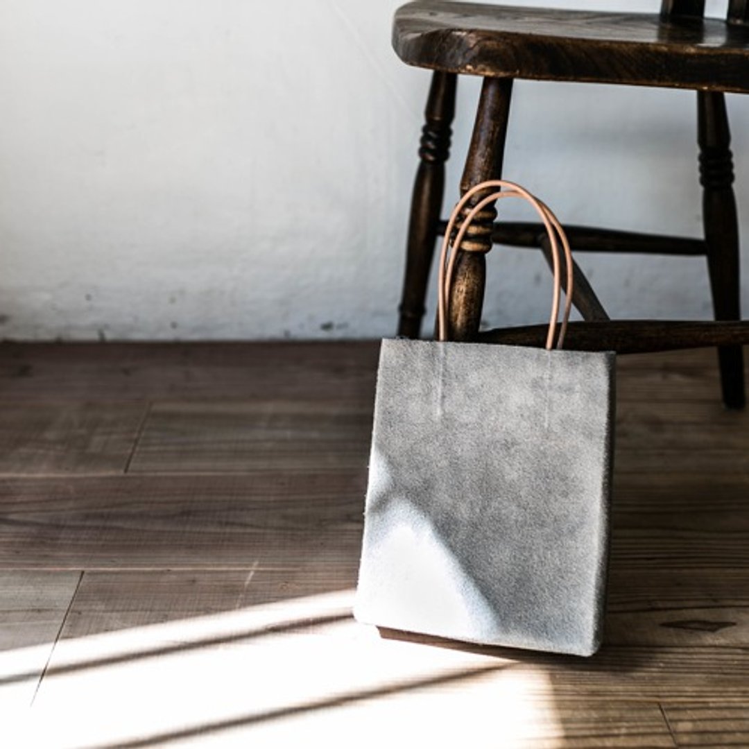 Leather bag made of velor with a paper bag design Gray - 化妆包/杂物包 - 真皮 灰色