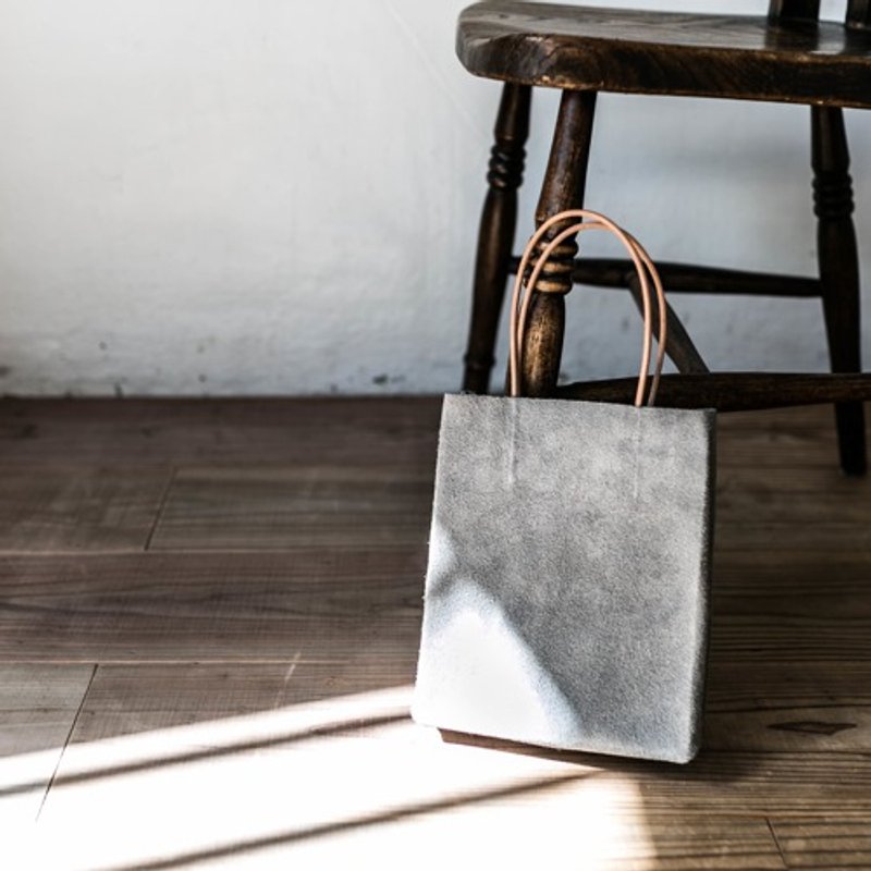 紙袋のデザインをベロアで作った革袋 グレー - 化妆包/杂物包 - 真皮 灰色