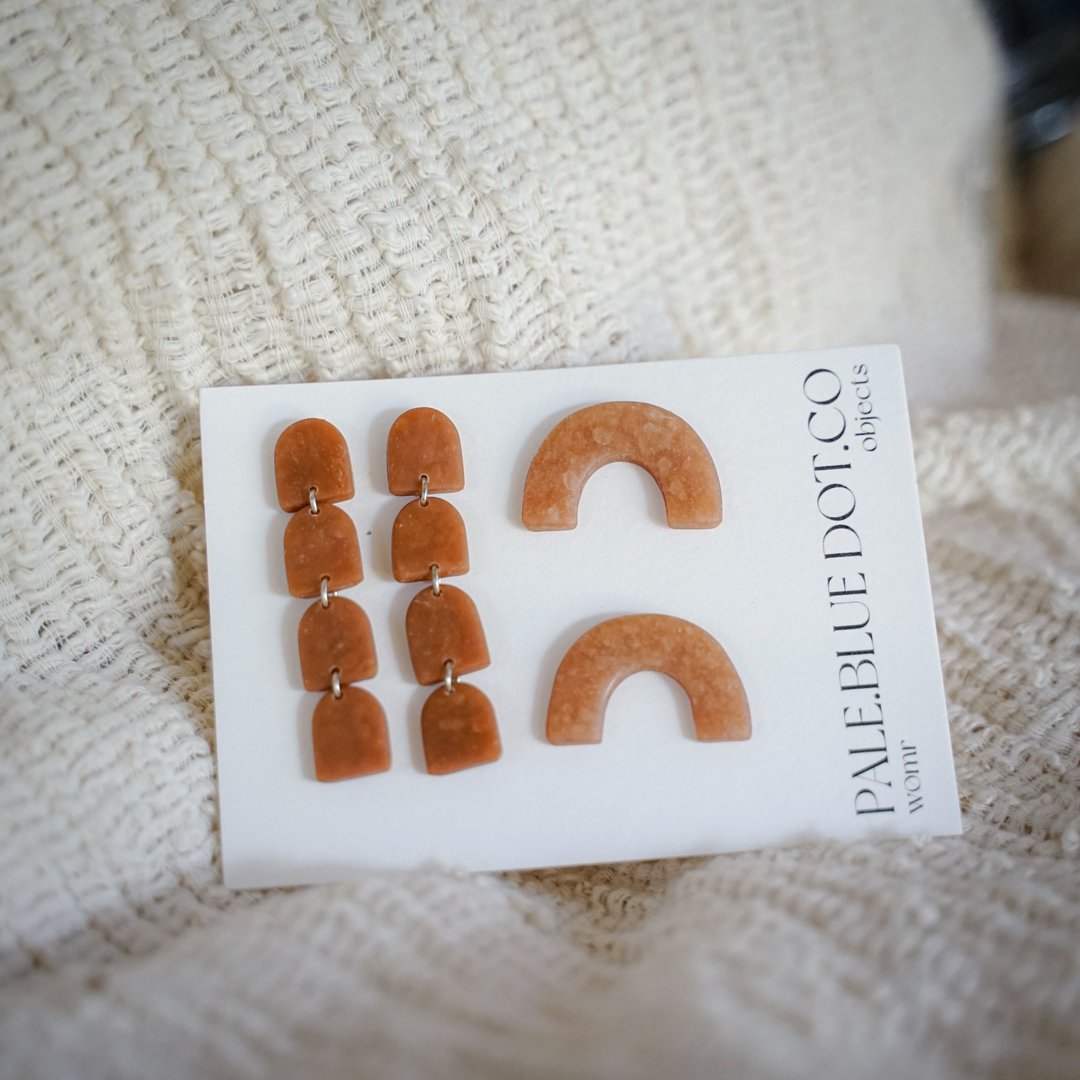 Amber Wann earrings set - 耳环/耳夹 - 树脂 咖啡色