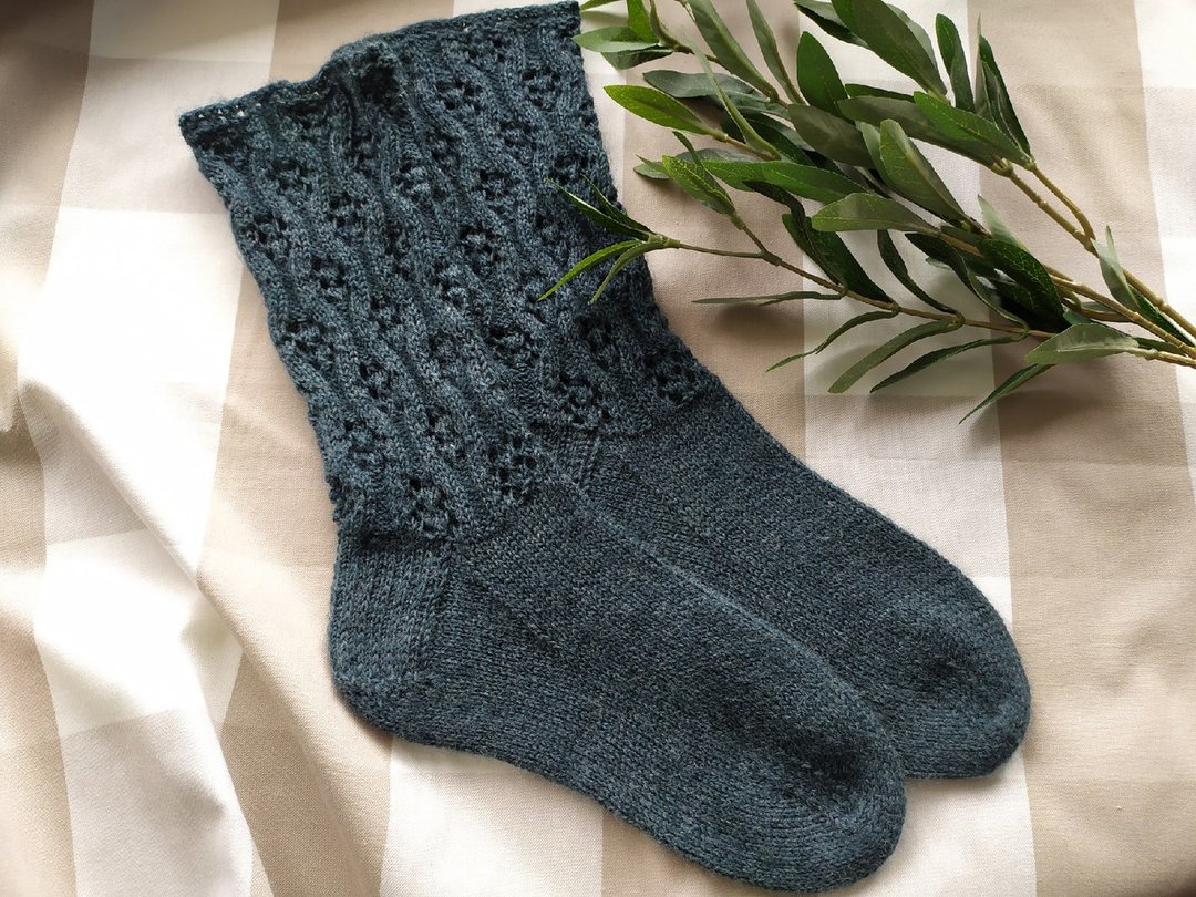 Handmade womens socks/ Warm knitted accessory - 袜子 - 羊毛 绿色