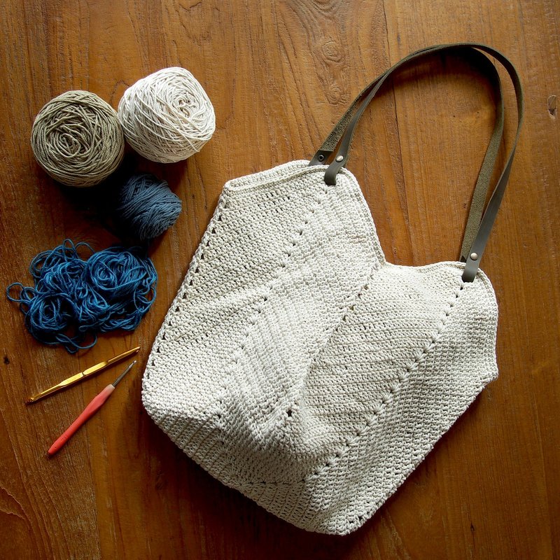 Handmade Granny square crochet shopping bag mixs Blue Jeans and Light Purple - 手提包/手提袋 - 其他材质 卡其色